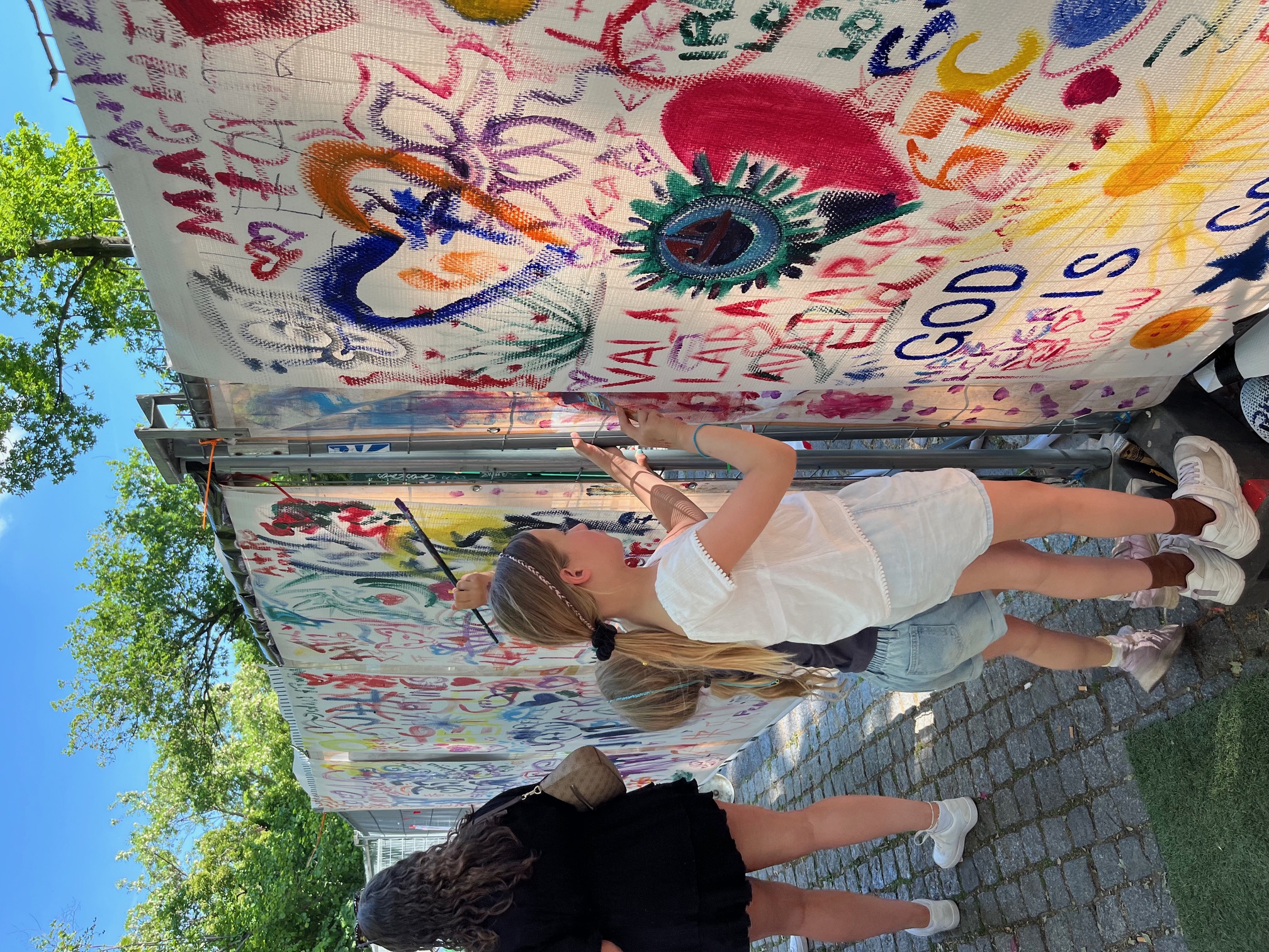 Børn og deltagere maler sammen i Berlin